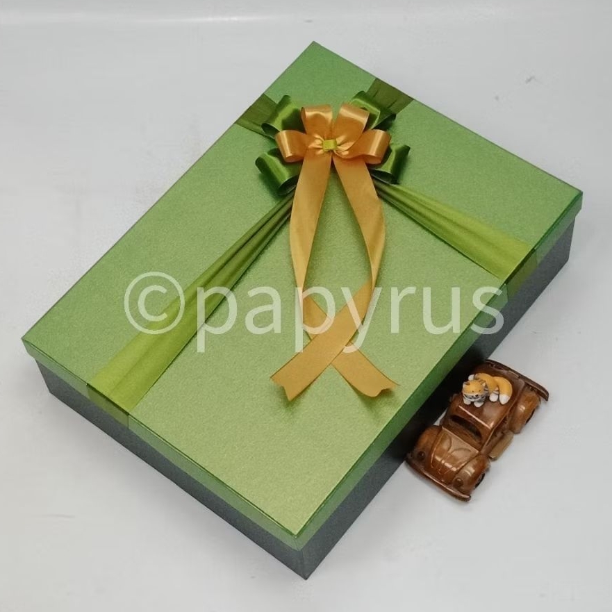 

PAPYRUS Kombinasi 30x40 Tinggi 10cm Kotak Kado Gift Box Hadiah V1