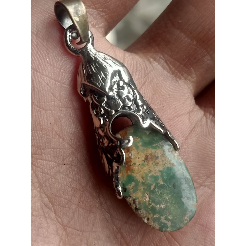 liontin batu pirus Persia