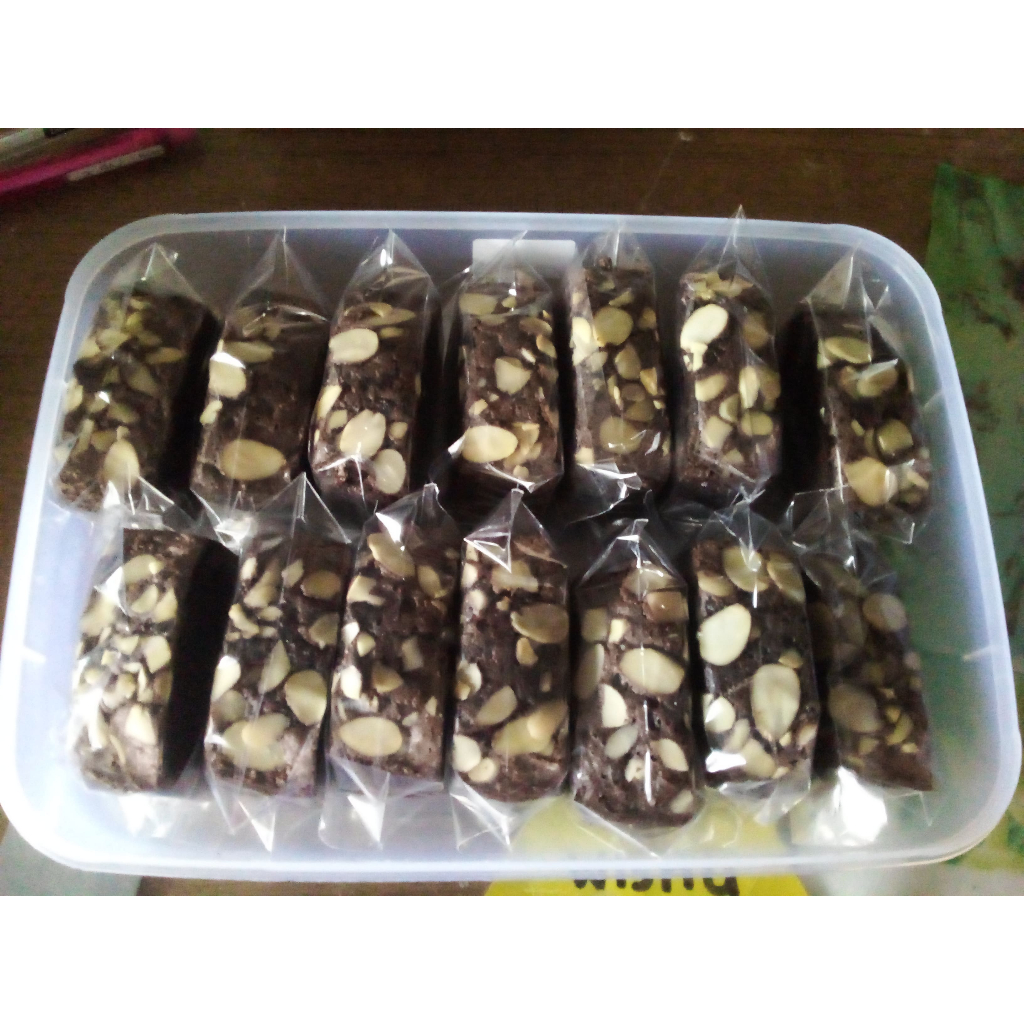 

Brownies Oven Potong Topping Biji Almond
