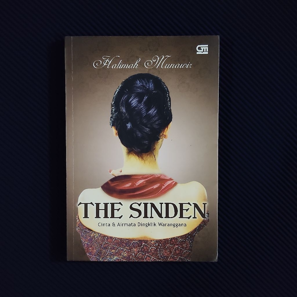 Buku Original • The Sinden - Cinta dan Airmata Dingklik Waranggana / HALIMAH MUNAWIR