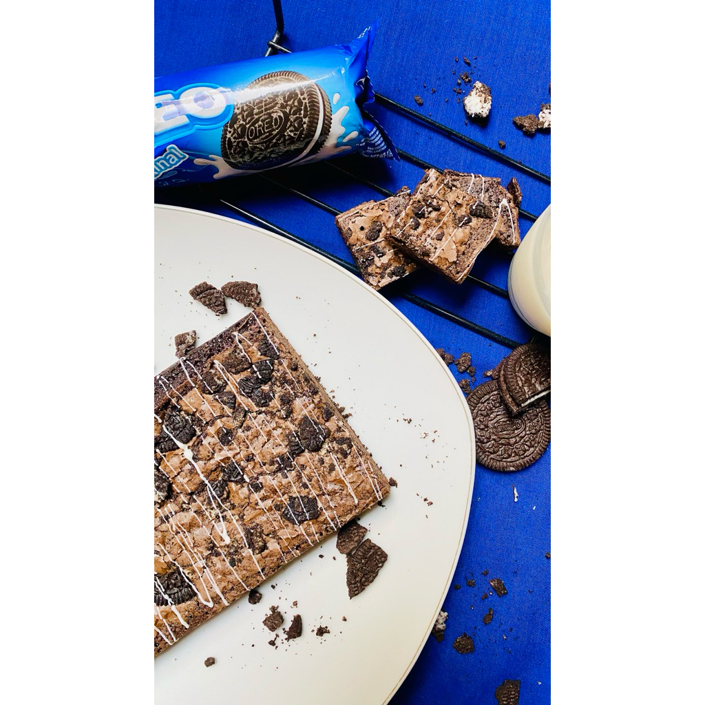

FUDGY BROWNIES - PREMIUM OREO WHITE CHOCOLATE (free Soft Baked Cookies Choco Milk)