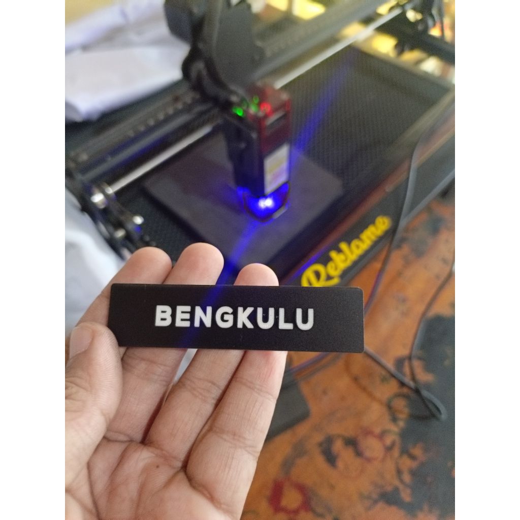 

Nama Dada Grafir / Papan Nama grafir / Nama Dada Grafir / Persit PDH GURU PNS TNI POLRI DOKTER SD