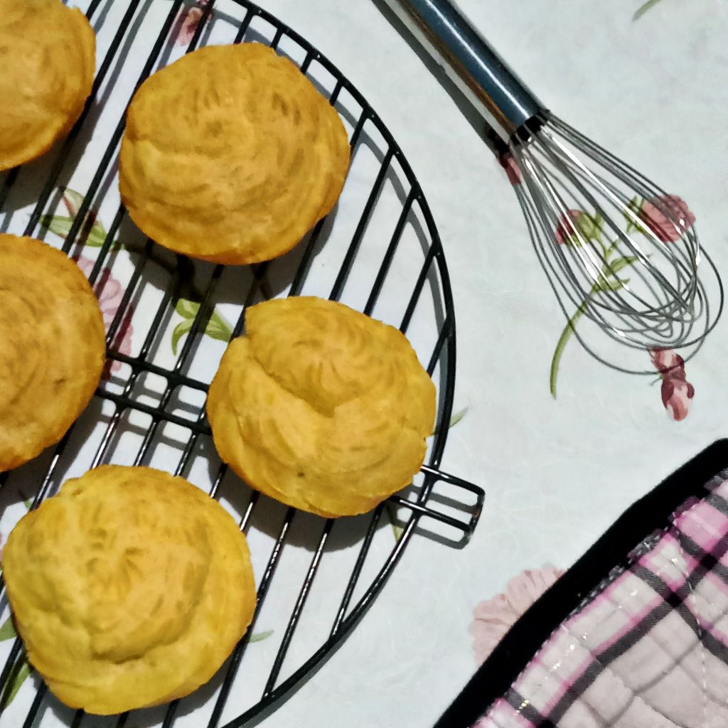

KUE SOES VLA / SUS JADUL / VANILA / COKELAT / STROBERI / KARAMEL / KEJU