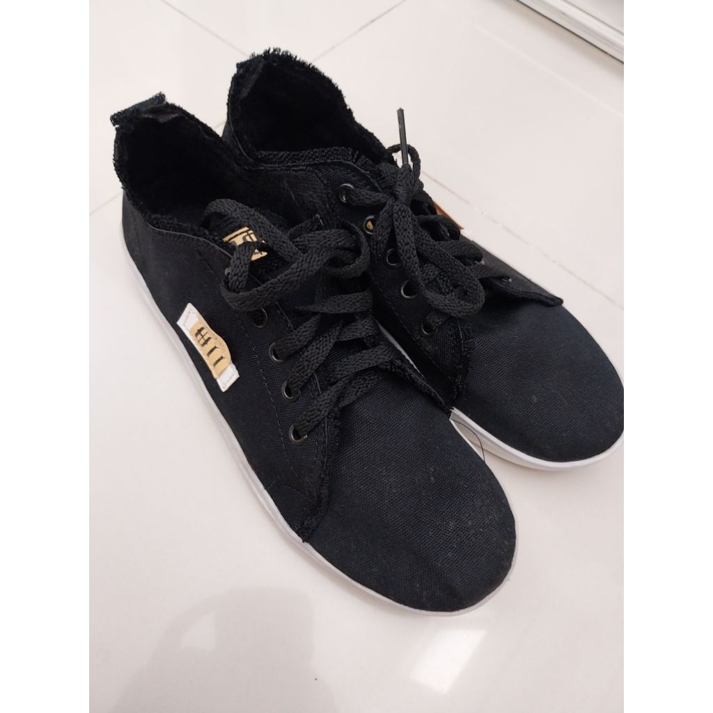 [Preloved] Sepatu Casual Hitam Wanita/Sepatu Casual Denim Hitam Wanita/Sepatu Sekolah Perempuan/Sepa