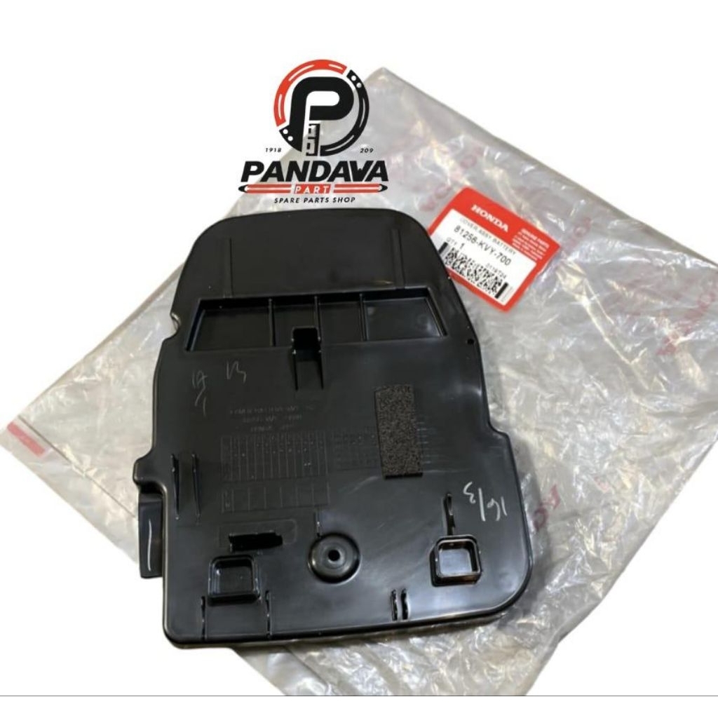 81256-KVY-700 Cover Tutup Bagasi Aki Beat Karbu ORIGINAL AHM