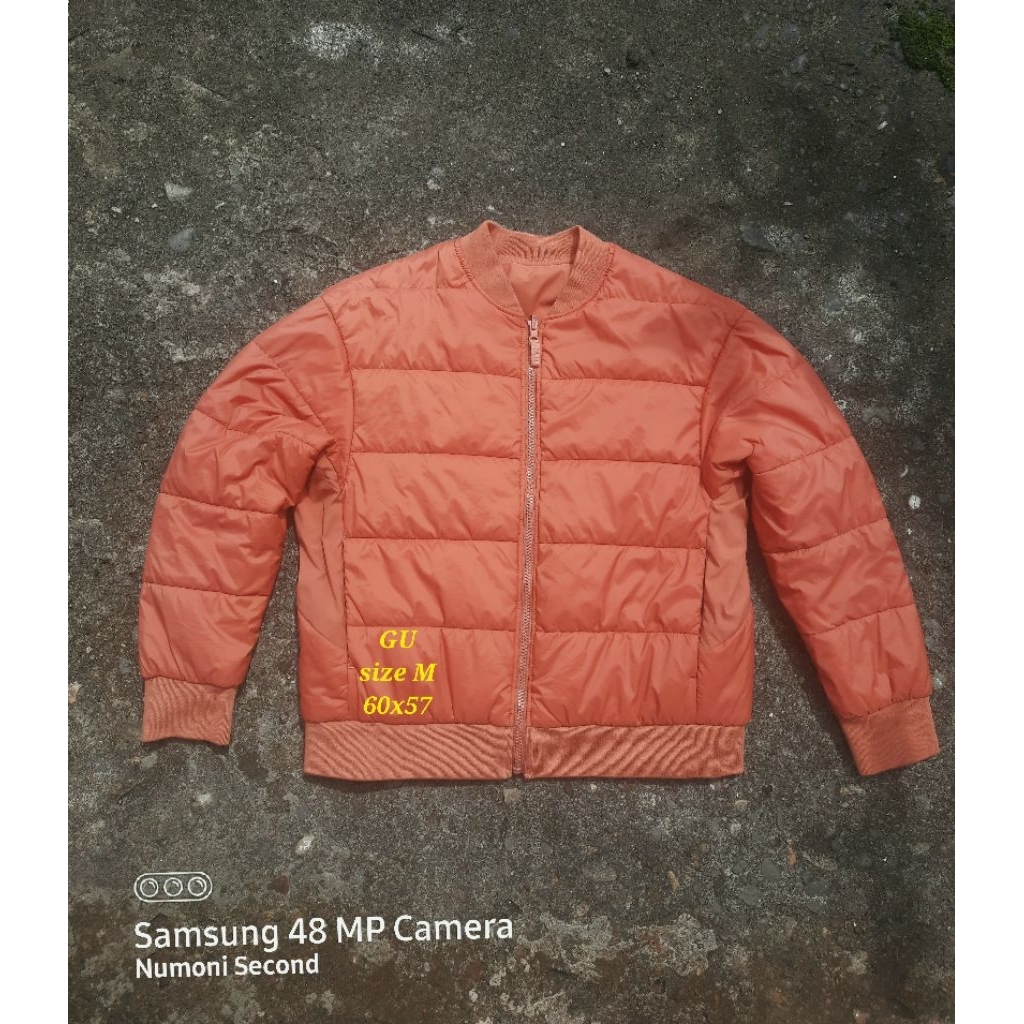 jaket gu uniqlo bomber puffer gelembung bolak balik waterrepellent