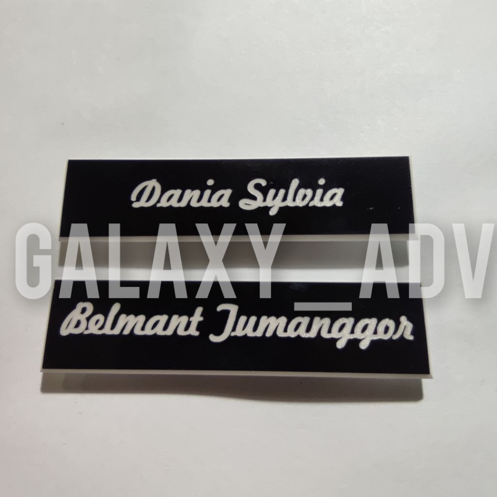 

papan nama dada font/tulisan miring hitam list putih bahan acrylic