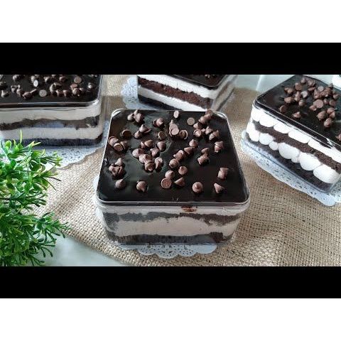 

Brownies fudgy dalam cup dengan topping chocochip renyah. Manis, lumer, dan cocok buat camilan