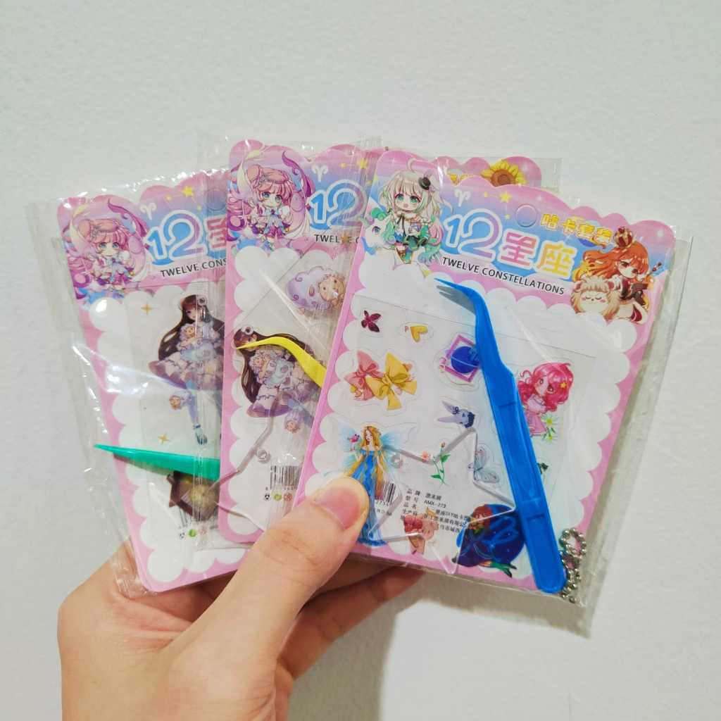 

STIPA Set Sticker Momo dengan Gantungan Kunci Capit Penjepit Mainan Anak Stiker Edukasi Aksesoris Hobi Koleksi