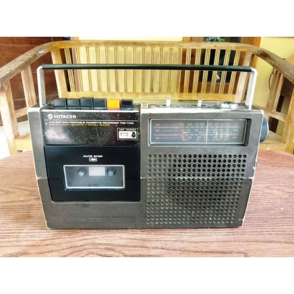 Radio tape Hitachi  kondisi mati