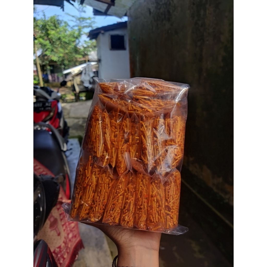 

Remukan mie lidi seribuan. 1pak isi 20PCS. Rasa pedas