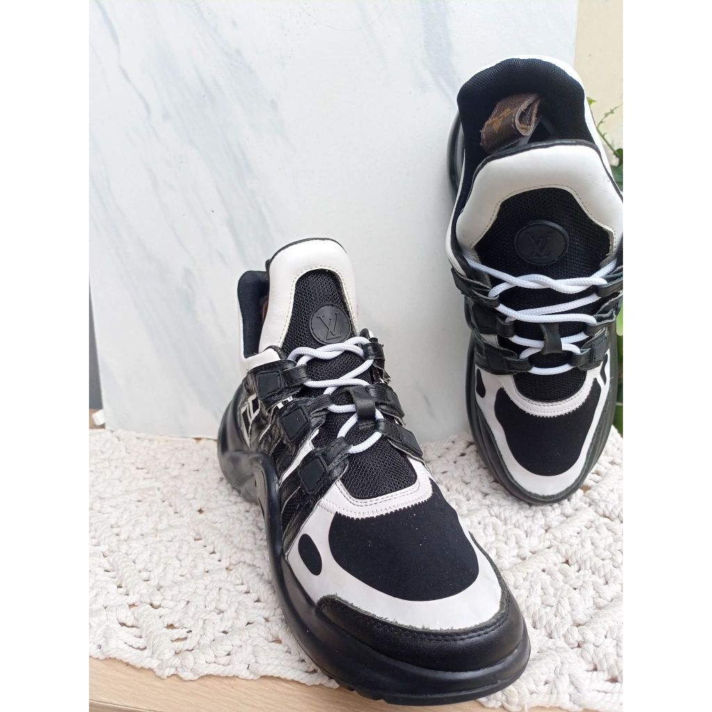 Preloved thrifting sneakers Sepatu Dewasa Hitam Putih