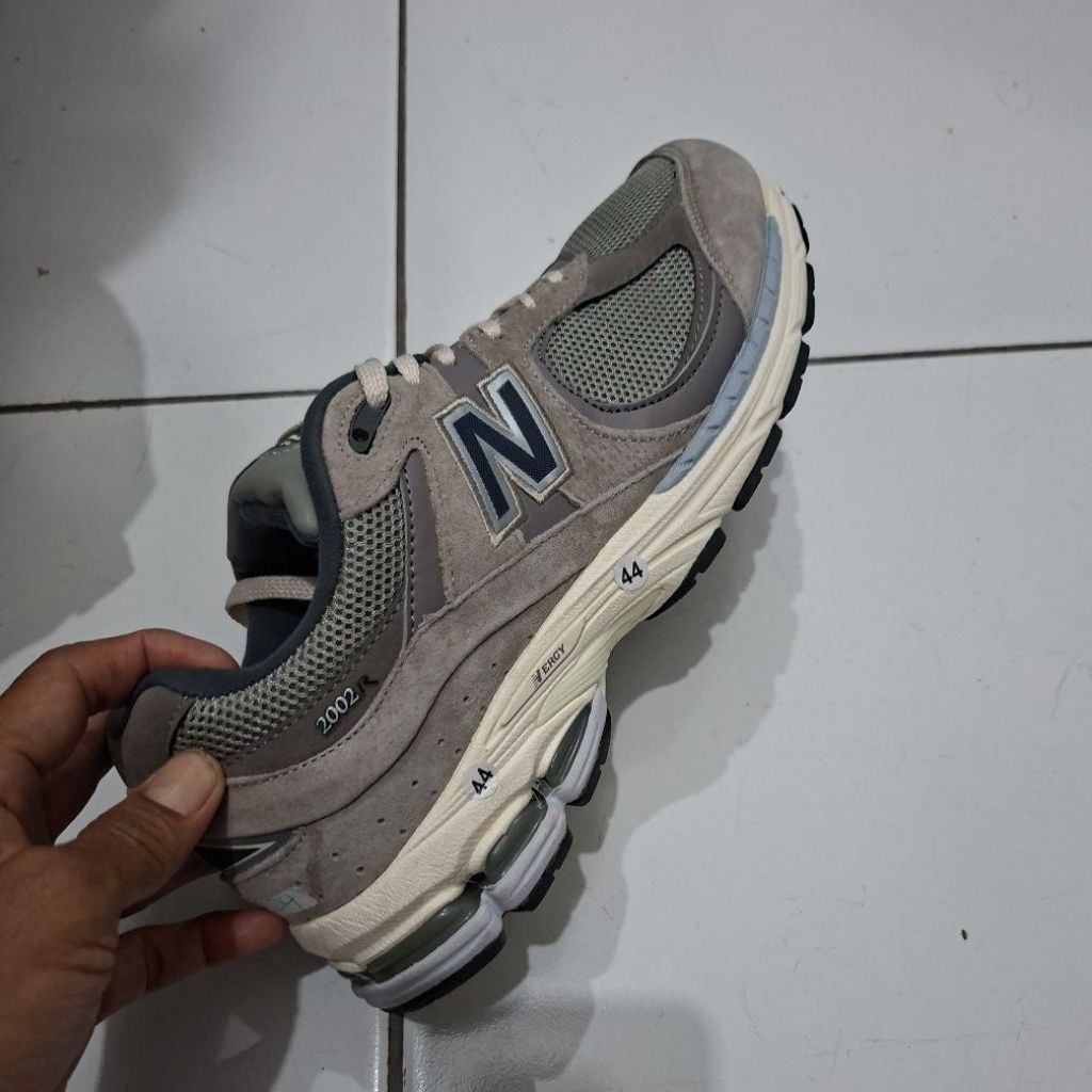 sepatu new balance 2002R size 42,44 warna lain