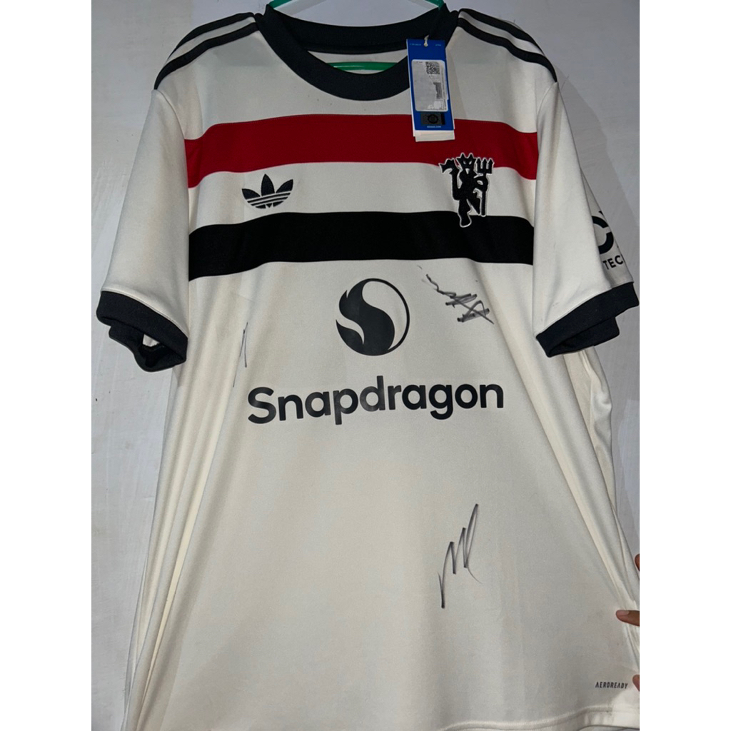ORIGINAL JERSEY MU BERTANDA TANGAN PEMAIN