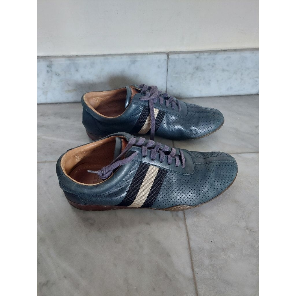 Sepatu Sneakers Pria Bally Original List Biru Putih preloved