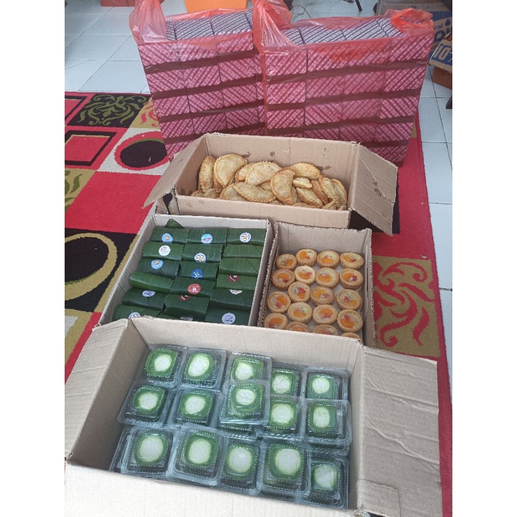 

Pastel / nona manis / lemper / sus buah / aneka jajan pasar jember / jajanpasarjember78