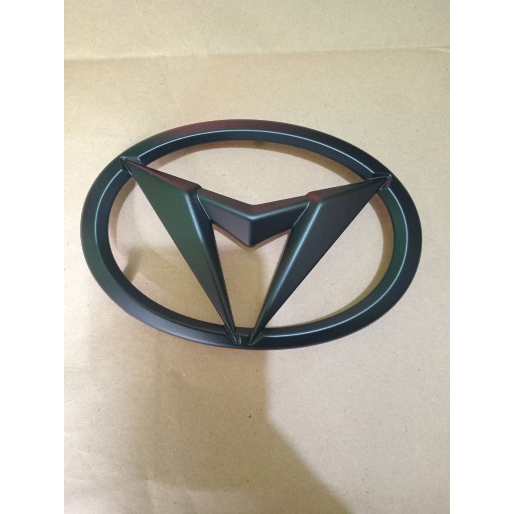 EMBLEM LOGO GRILL DEPAN DAIHATSU AYLA 2023-2025 HITAM DOFF