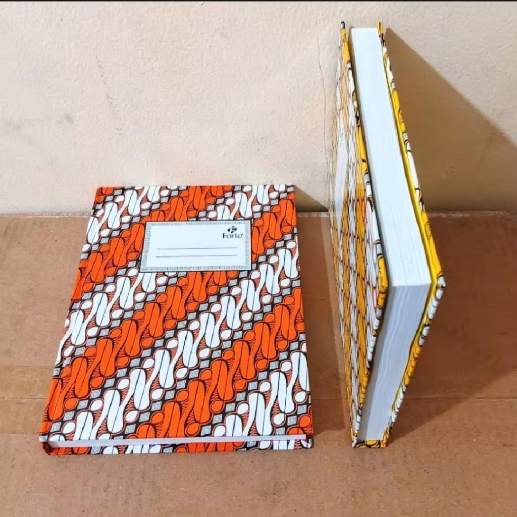 

[Whispers] 1 Pcs Buku Tulis Kwarto 200,100 Lembar ( Hard Cover )