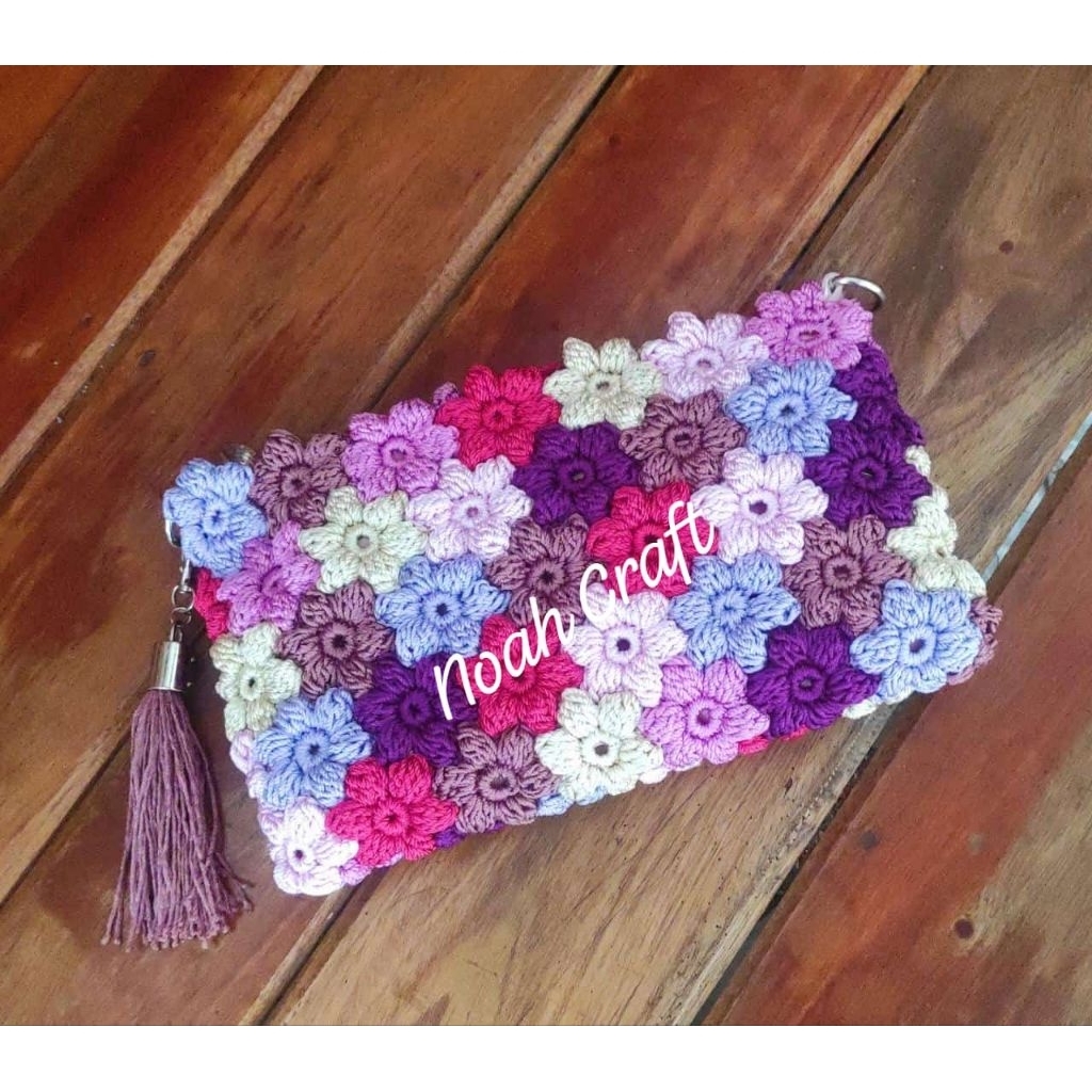Pouch rajut bunga puff