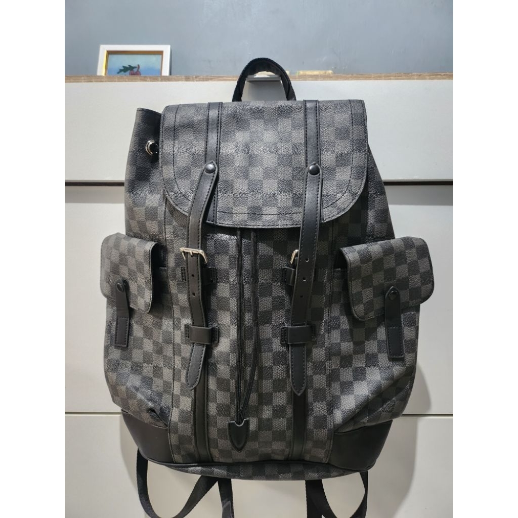 harga obral koleksi pribadi penghabisan aja ya. tas ransel LV mulus kulit asli tebal. noser aman tin