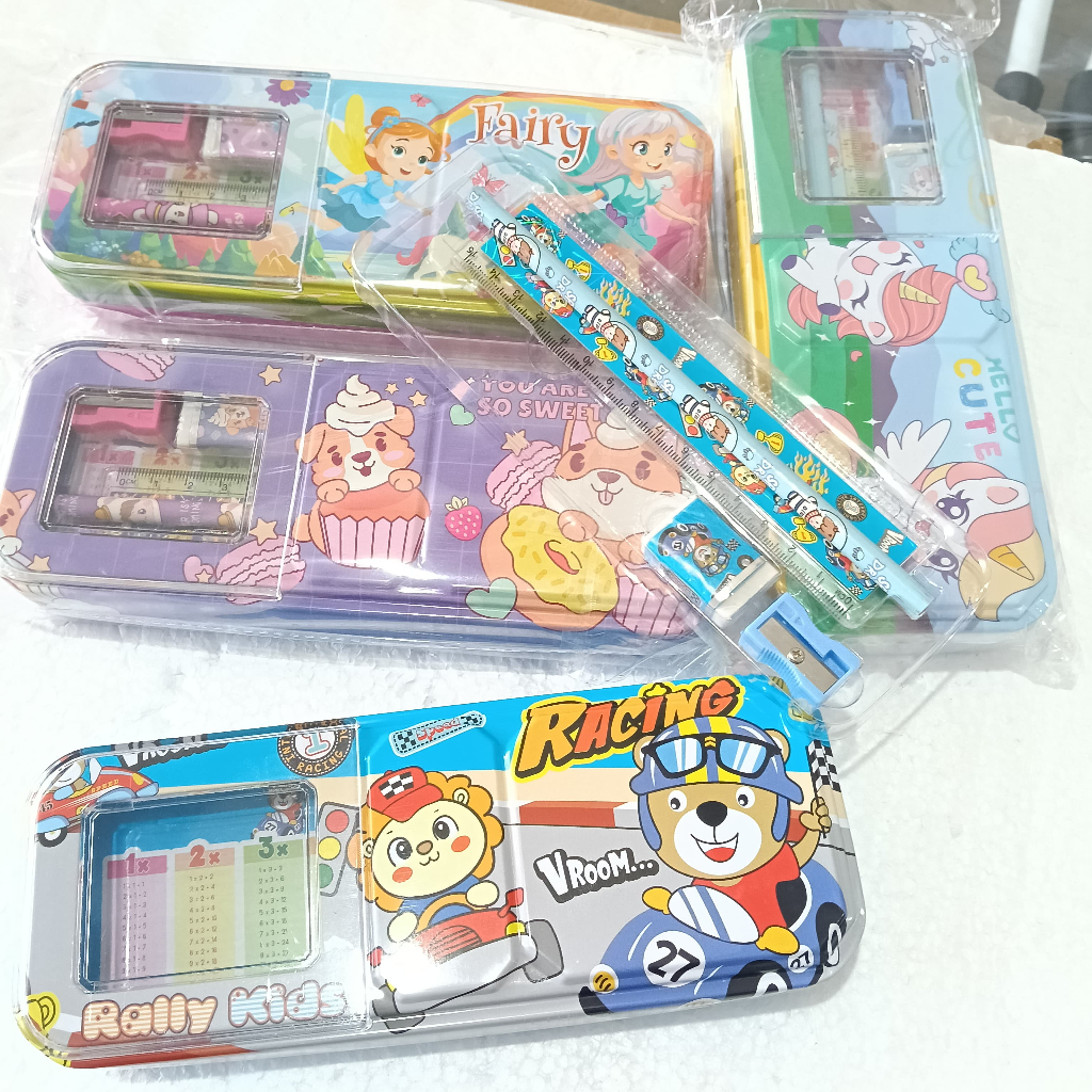 

1 SET KOTAK TEMPAT PENSIL KALENG ISI PENSIL PENGHAPUS PENGGARIS PERUNCING KARAKTER COWOK CEWEK PENCIL CASE