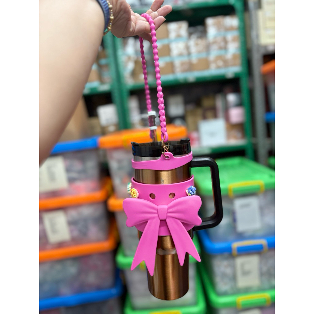 

Accesories ribbon for Stanl3yy 40oz only jibitzz random(Tidak termasuk tumbler)