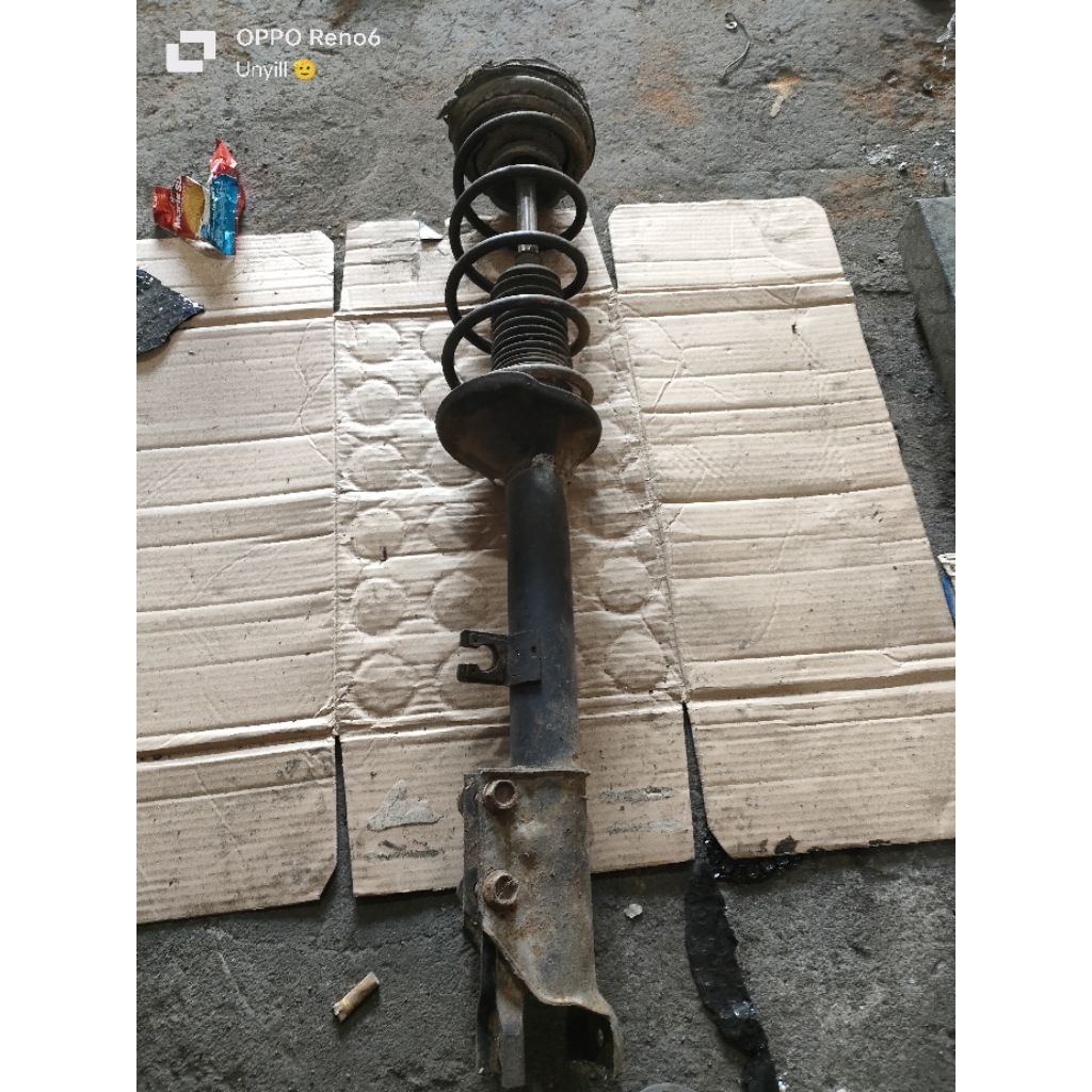 Shock breaker belakang kanan Ford laser