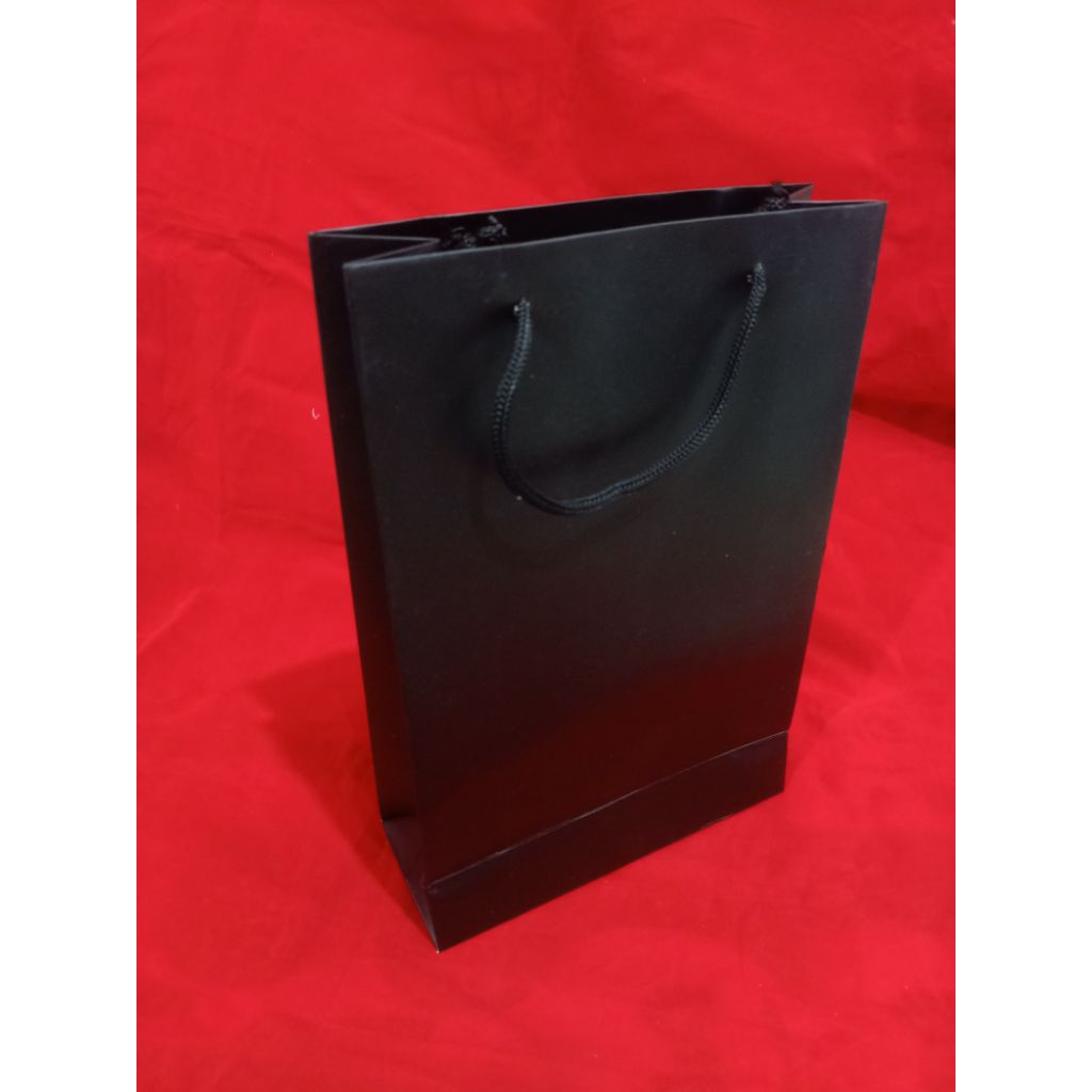 

paper bag hitam bahan tebal isi 12 pcs terlaris (20*8*30)