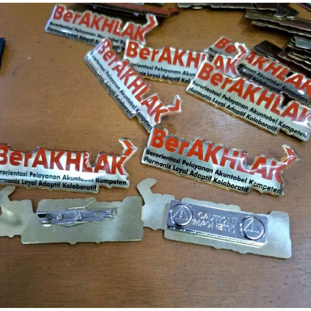 pin BerAKHLAK ASN kuningan dilapis resin magnet pin berakhlak kuningan dilapis resin magnet