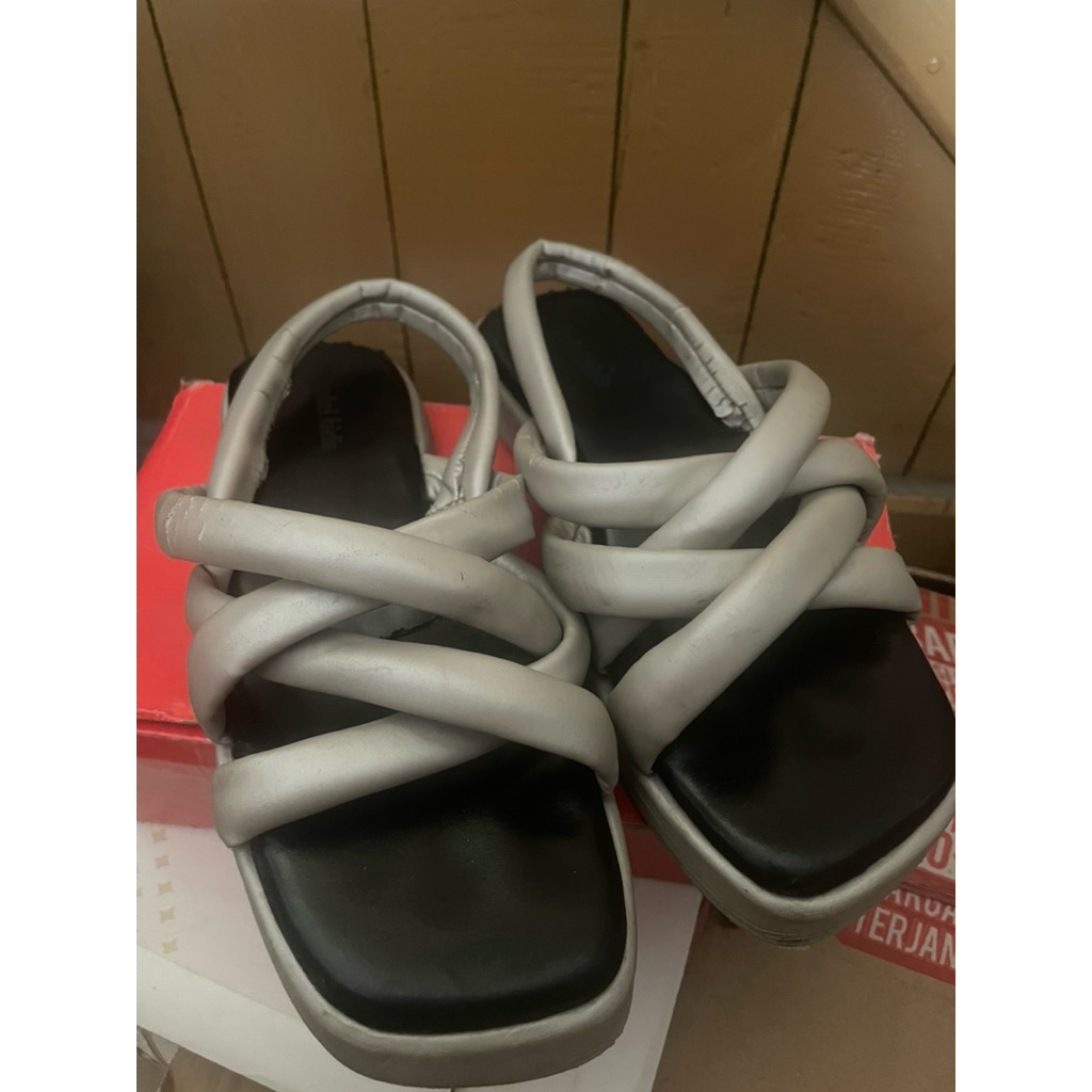 [PRELOVED WITH DEFECT] SEPATU SANDAL ISABEL ADELIA SIZE 38