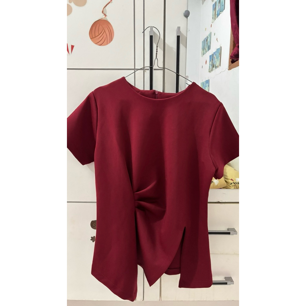 atasan wanita warna merah maroon