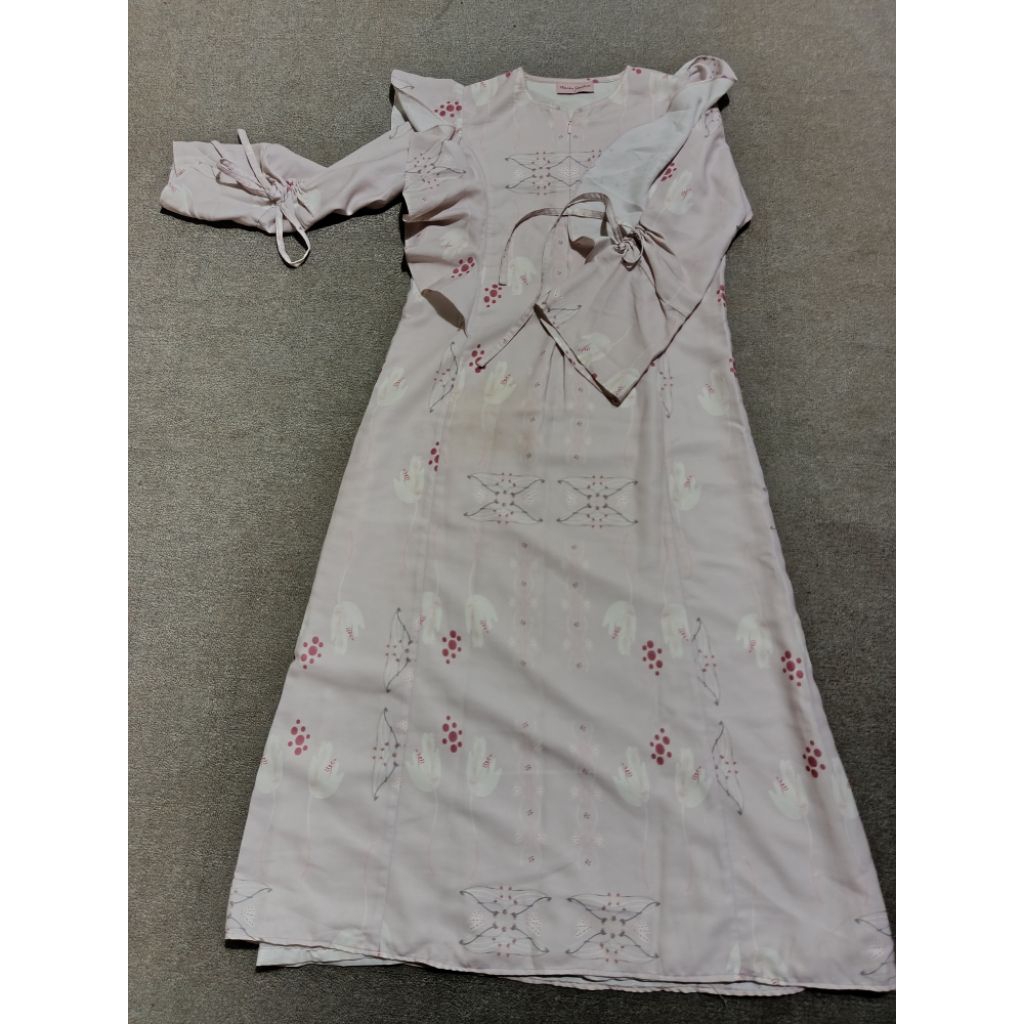 Preloved Dress Wearing Klamby