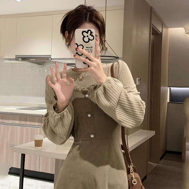 Gaun Hijau Army Vintage dengan Lengan Beludru dan Kancing Depan