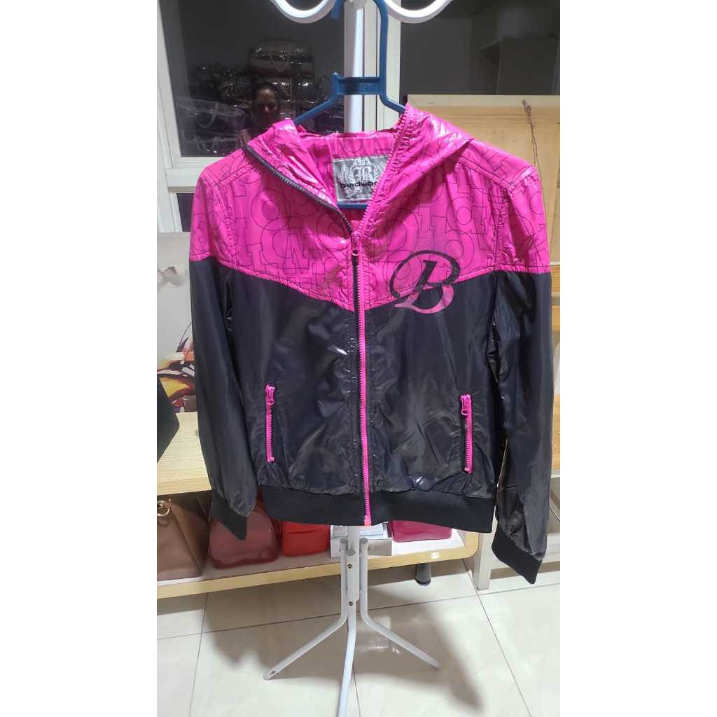Preloved jacket running bahan bagus sekali, mengkilap glossy,  waterproof , size S fit M , ld 49cm p