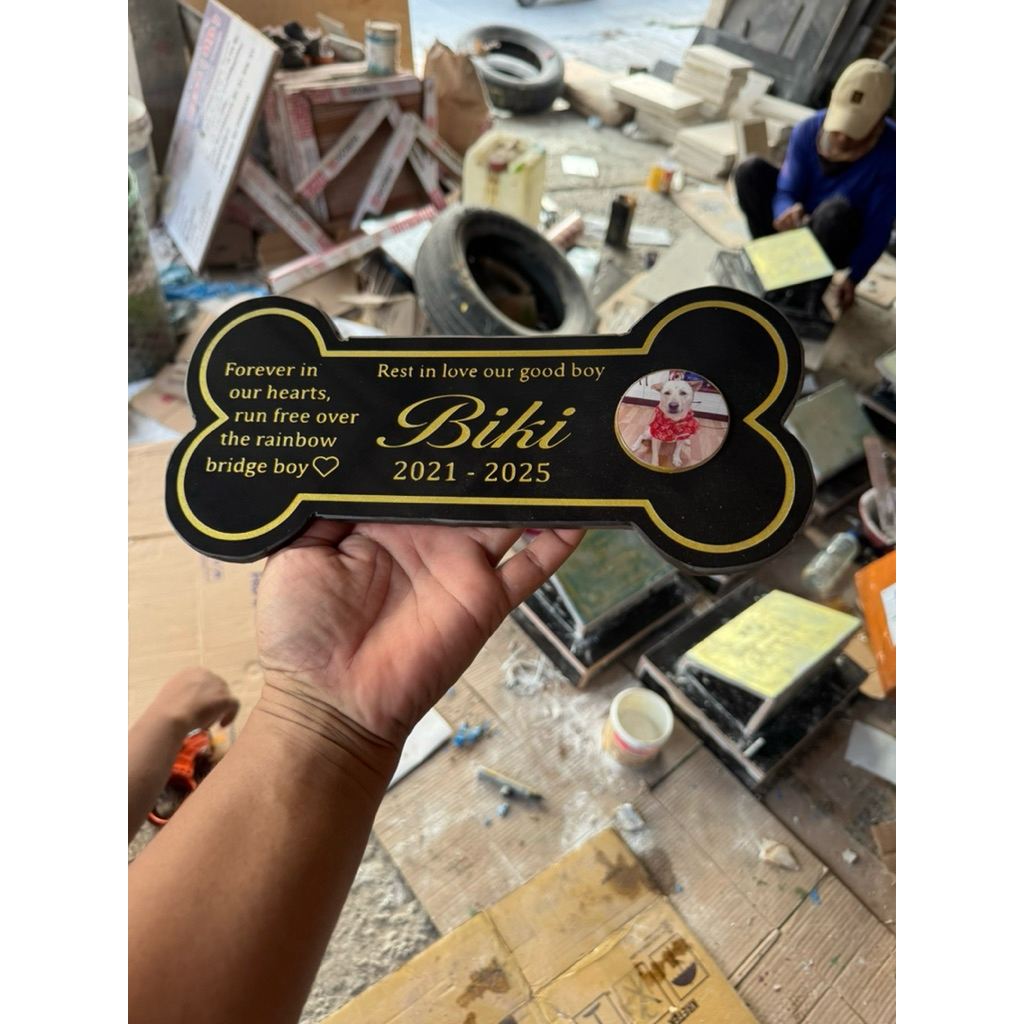 Nisan hewan kesayangan bentuk tulang