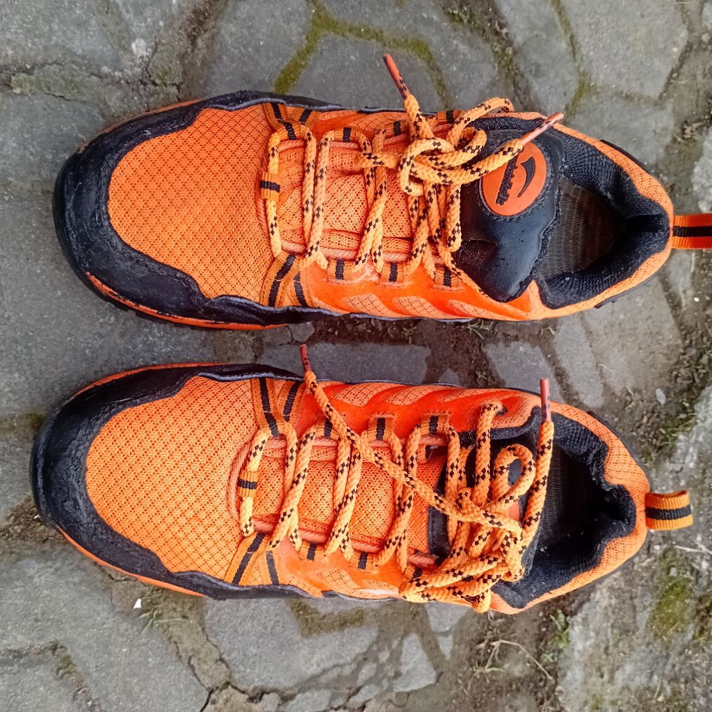 Sepatu gunung Moutain Holic