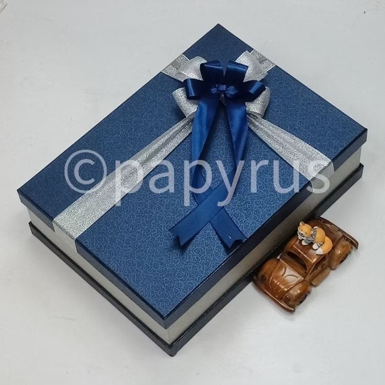 

PAPYRUS Sandwich 25x35 Tinggi 10cm Kotak Kado Gift Box Hadiah V2