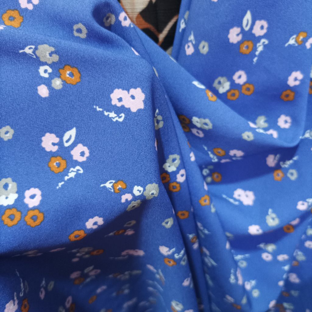 Kain Crepe Motif Bunga Kecil Warna Biru Dongker – Bahan Flowly untuk Gamis, Blouse & Dress (Harga Ka