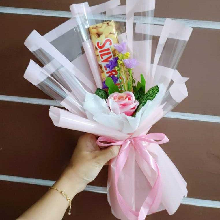 Buket Bunga Artificial Plus Coklat / Bucket Valentine Untuk Cewek Cowok / Bouqet Hadiah Anniversary 
