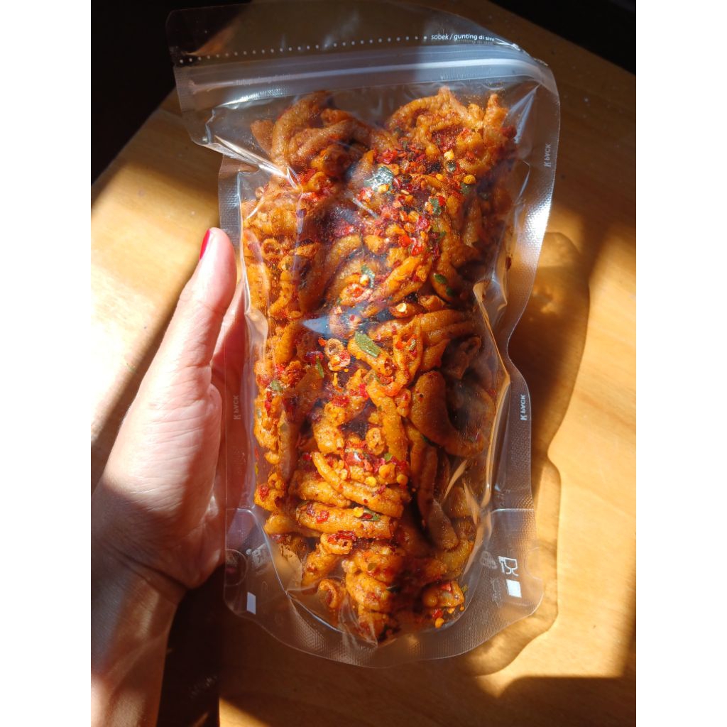 

usus crispy pedas daun jeruk kemasan 100gr