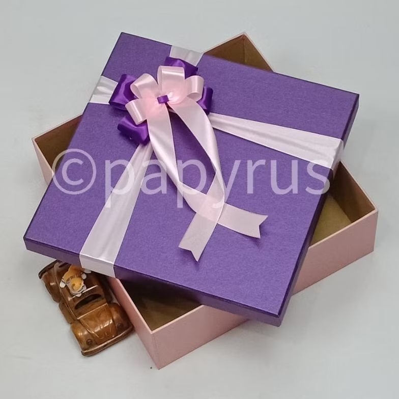 

PAPYRUS Kombinasi 30x30 Tinggi 8cm Kotak Kado Gift Box Hadiah V1