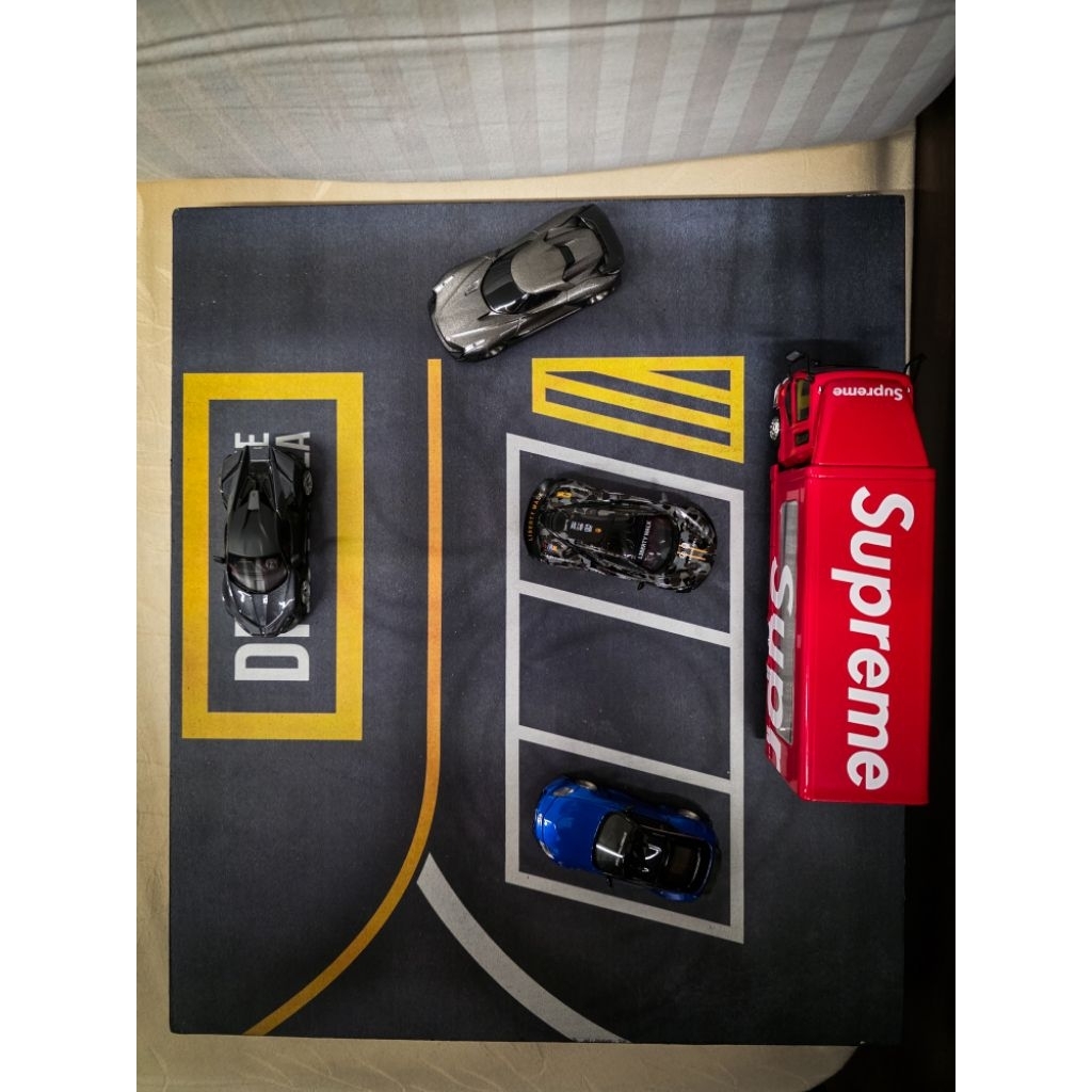 ( For Sale ) Base Diorama diecast car parking & towing Truck. di buat oleh Basekraft. berbahan pvc. 