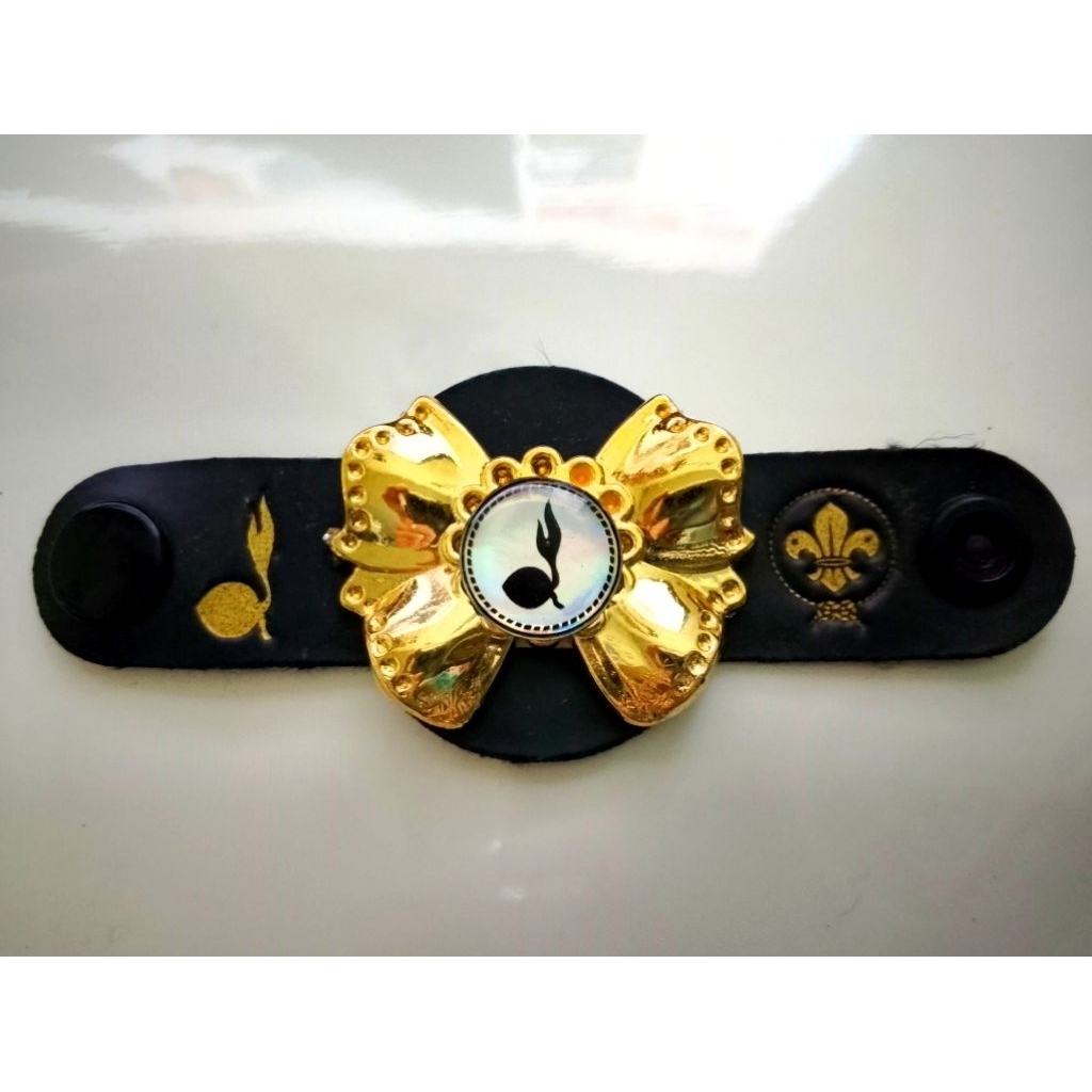 

Ring kacu pramuka motif kupu-kupu dasar gold logo hologram elegan saat dipakai murah berkualitas