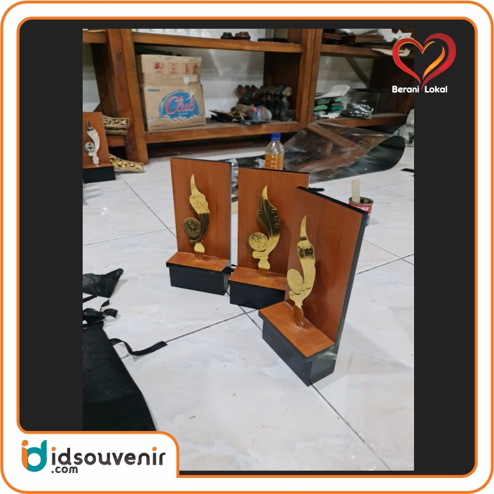 Frame Background Plat Kujang Emas