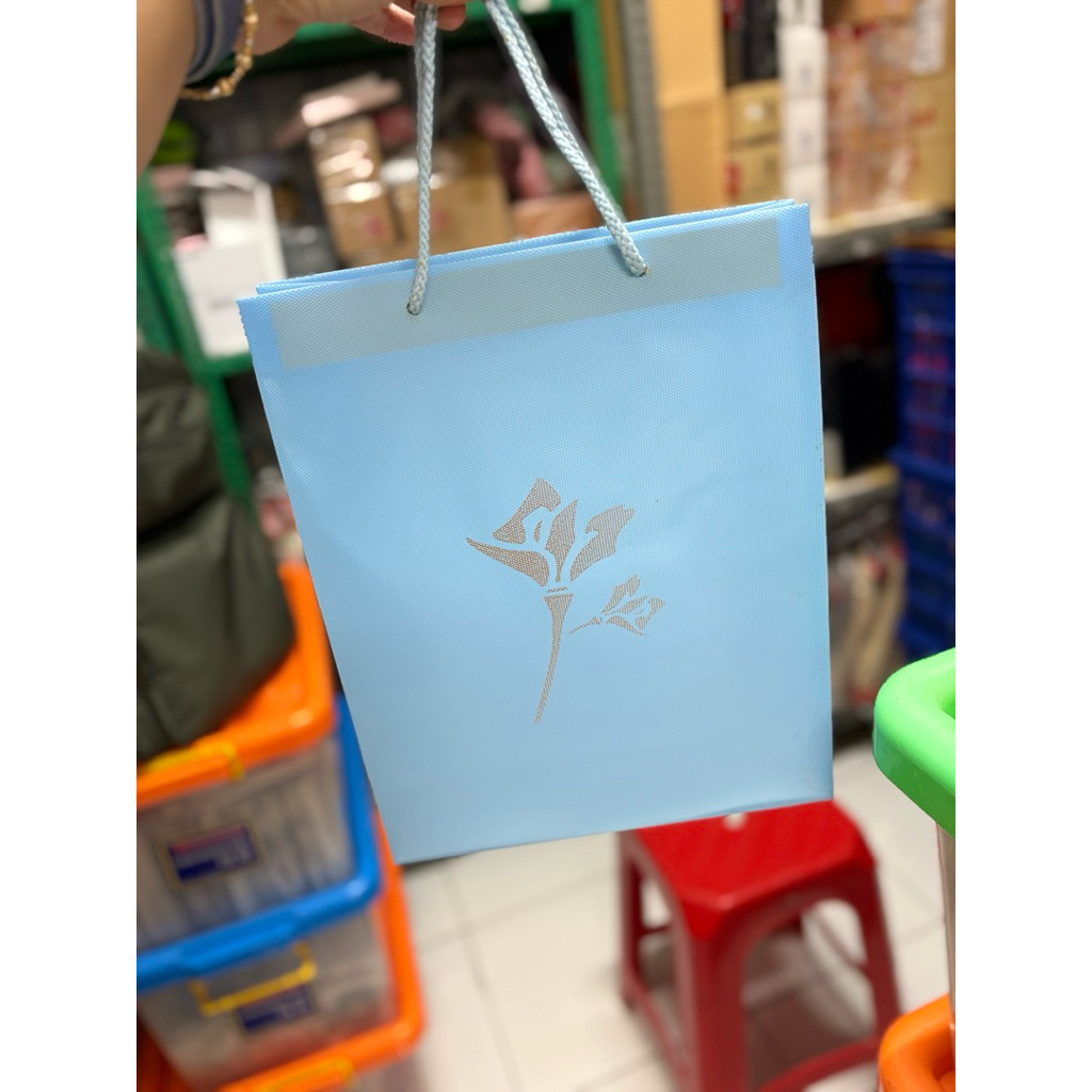 

Paper bag bahan plastik tebel 27 x 9 x 34 clearance no return and no compalint