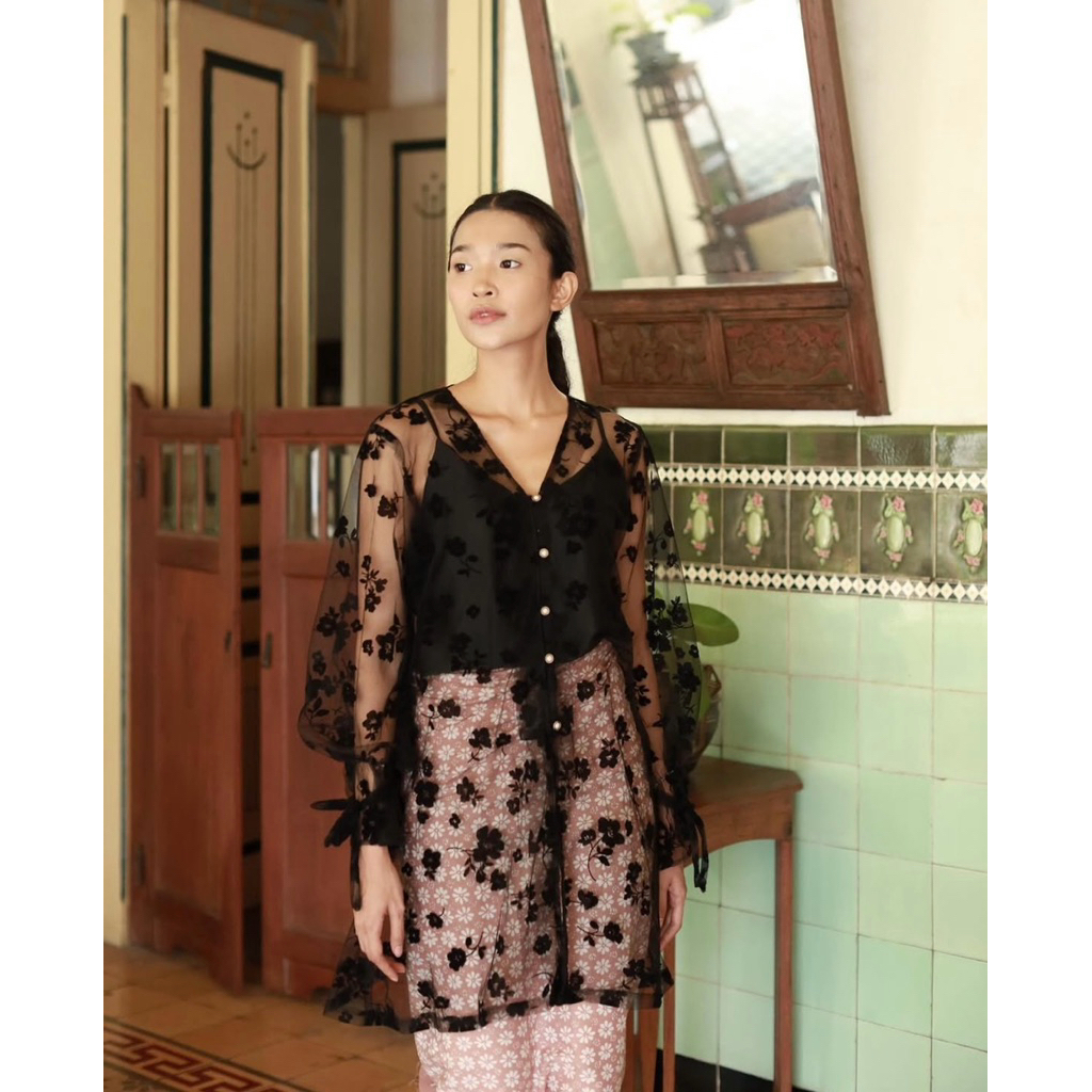 Kebaya Hening Hitam by Moeda Berkebaya - Kebaya atau outer berwarna hitam motif bunga