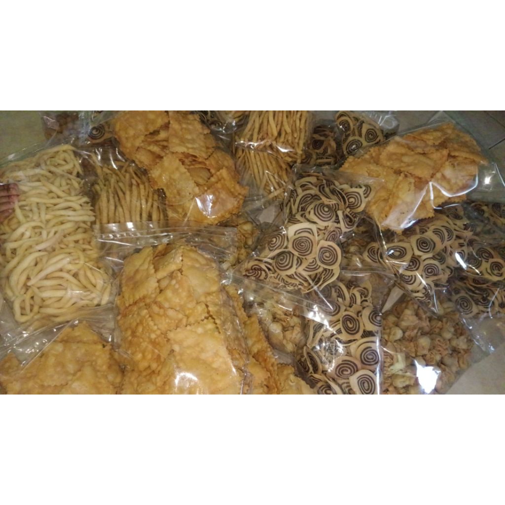 

cemilan jajanan homenade kuping gajah kacang telur kacang sembunyi telur gabus dll