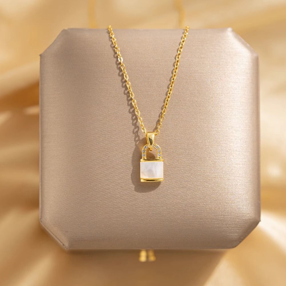 Kalung Titanium Emas Liontin Mini Kunci Mutiara Putih Elegan Wanita Aksesoris Fashion Simple