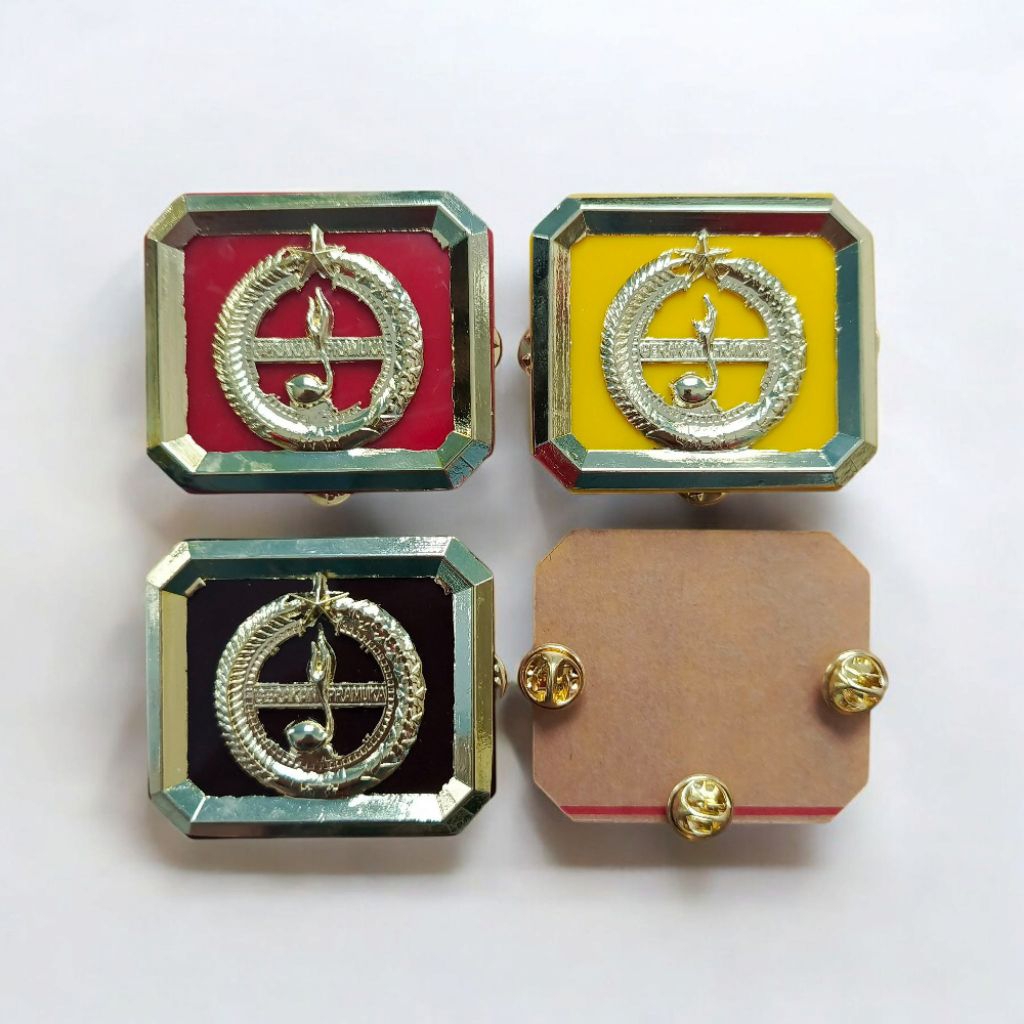 

Emblem tatop pramuka penegak penggalang pandega timbul logam lapis akrilik