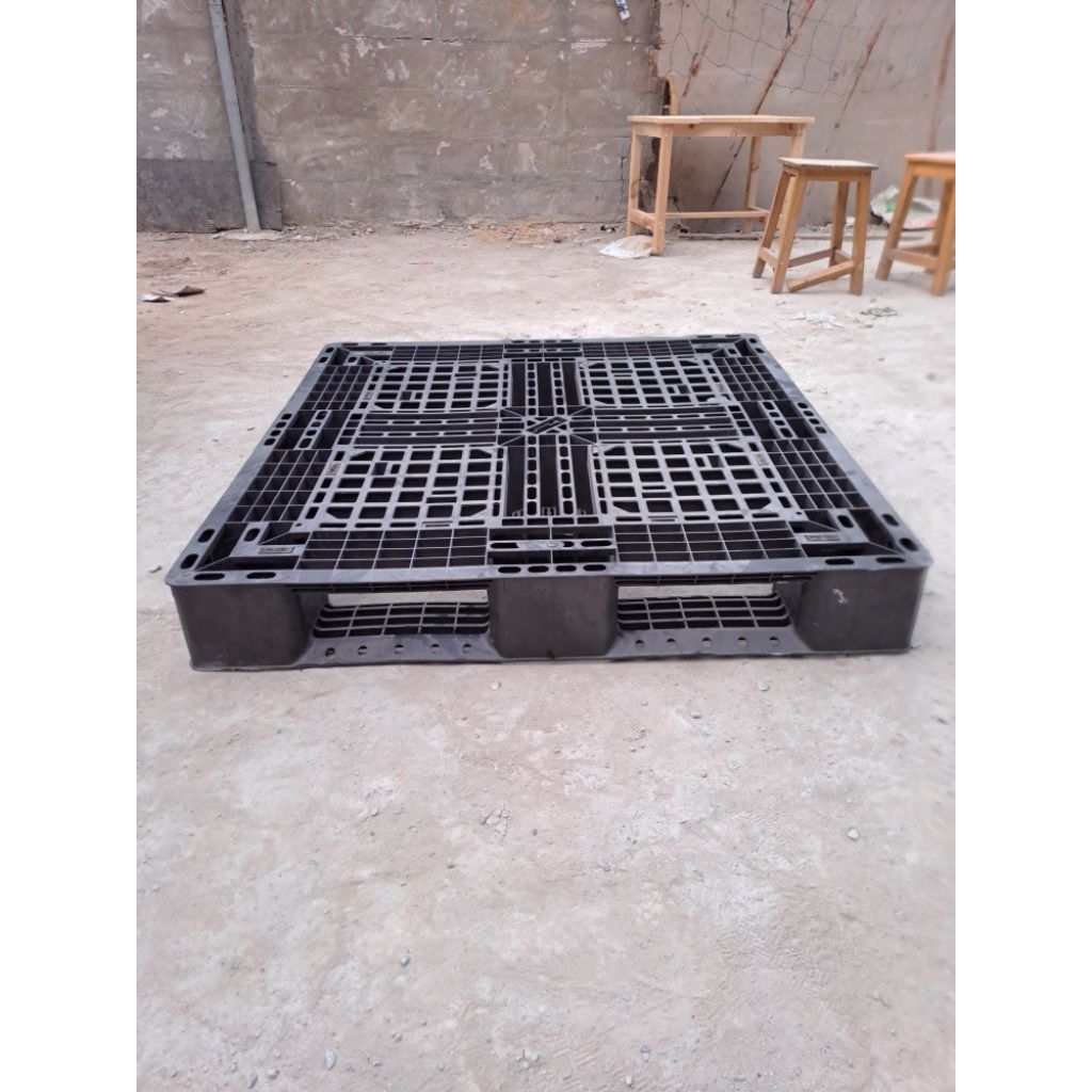 

palet plastik bekas ukuran 105x105x14 cm (kapasitas 1 ton)